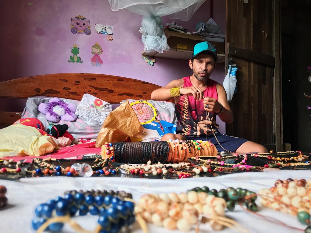 Com apoio da Emater, artesão cria biojoias com sementes de açaí e muruci