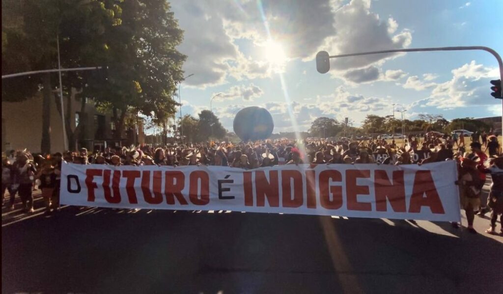 Indígenas de todo o País marcham em defesa da demarcação dos territórios, em Brasília