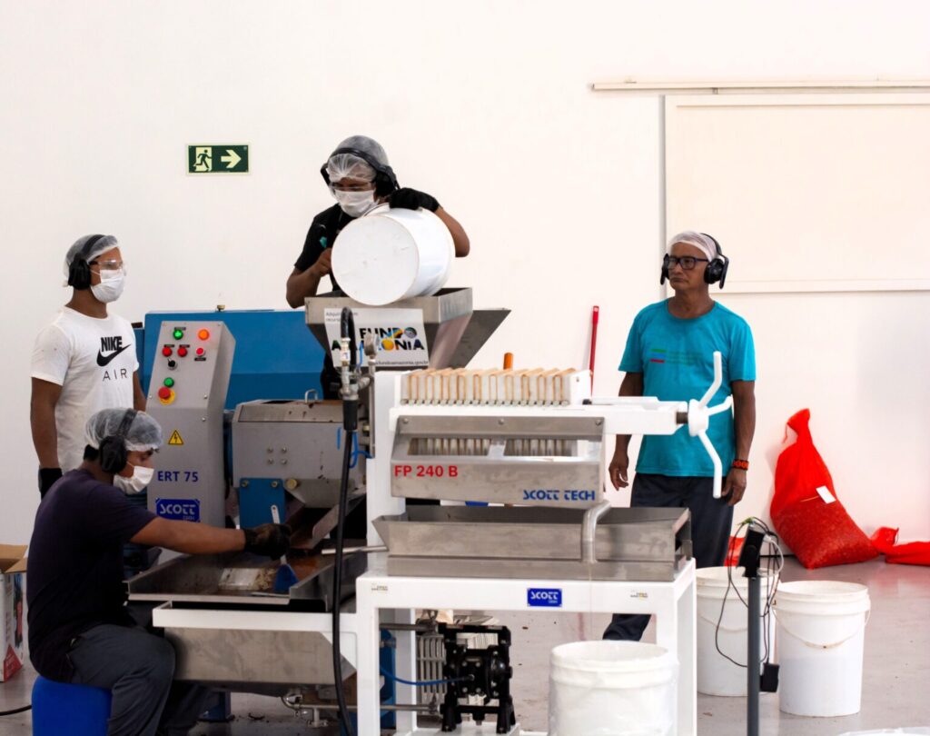 Ecocentro fortalece extração de óleos essenciais e capacitação de extrativistas do Oeste do Pará