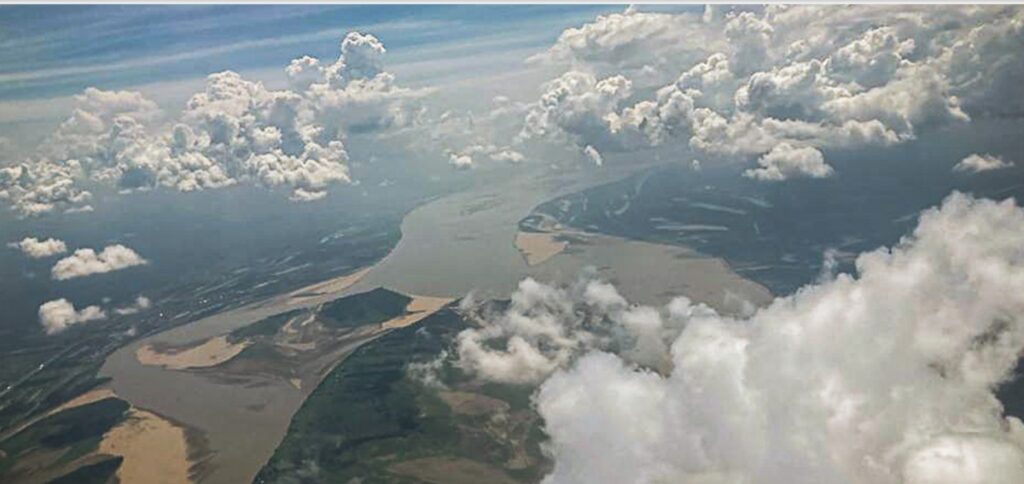 Queimadas na Amazônia transformam ‘rios voadores’ em ‘rios de fumaça’