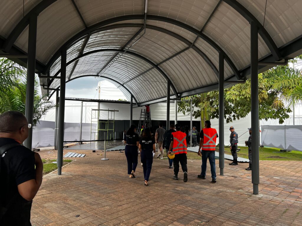 Cúpula do Clima começa com correria para finalizar estandes e espaços de alimentação até a COP30